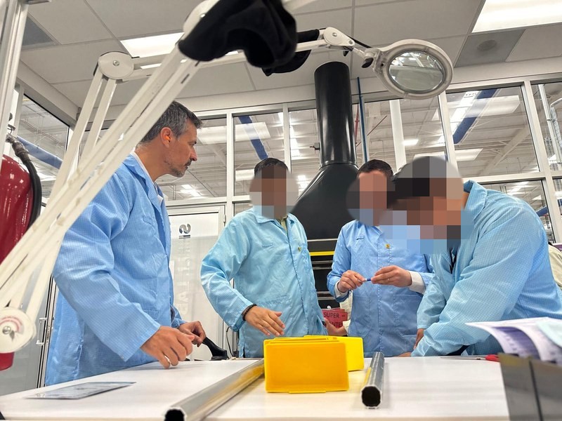 Equipo trabajando en una sesi&oacute;n de liderazgo y mejora