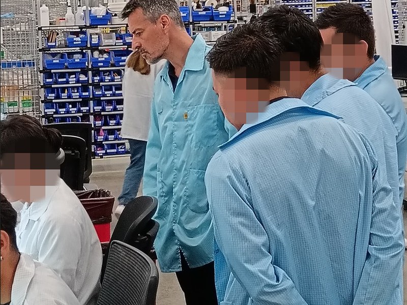 Equipo definiendo el nuevo layout en planta
