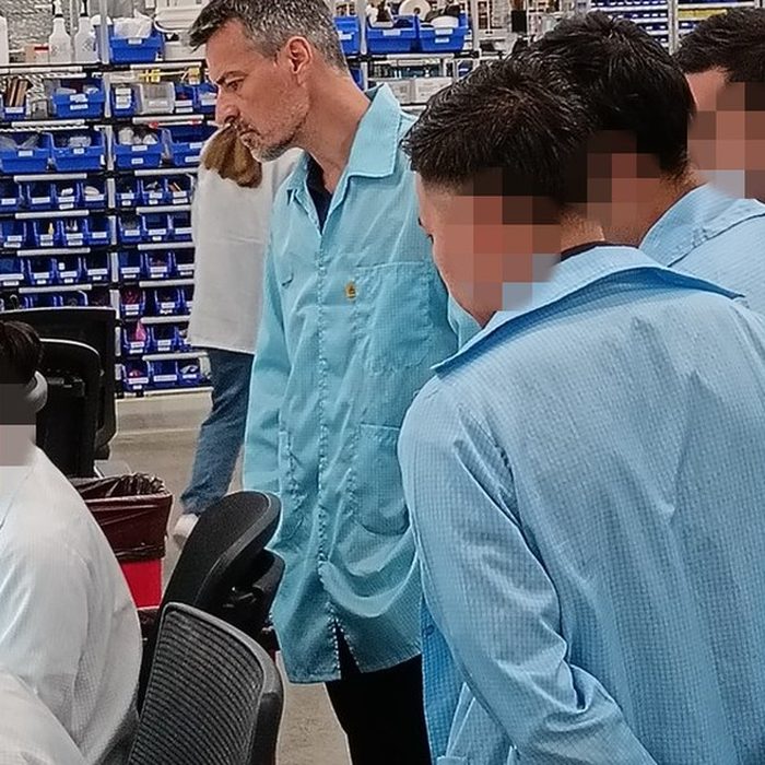 Antoni Fern&aacute;ndez en planta con el equipo